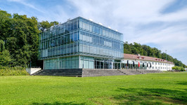 Private donation from Ingrid Gerberding enables five young people to study at ZU