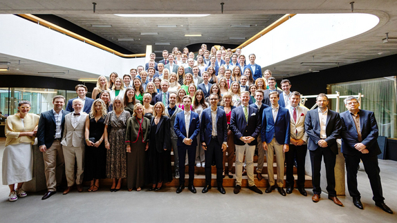 Der 43. Jahrgang der Bachelor-Absolvent:innen.