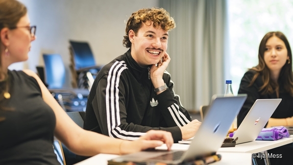 Individuell auf Mitarbeitende einzugehen, wird für Führungskräfte immer wichtiger. Im neuen Masterstudiengang Psychology & Management | PSM werden junge Menschen auf diese Führungskompetenzen vorbereitet.