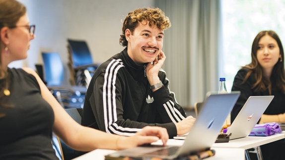 Individuell auf Mitarbeitende einzugehen, wird für Führungskräfte immer wichtiger. Im neuen Masterstudiengang Psychology & Management | PSM werden junge Menschen auf diese Führungskompetenzen vorbereitet.