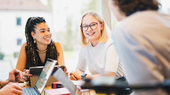 Tailoring their approach to individual employees is becoming increasingly important for managers. The new master’s program in Psychology & Management | PSM prepares young people for these leadership skills.