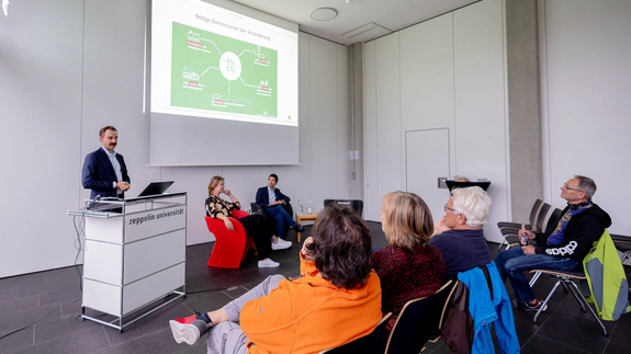 Dr. Christian Förster, Leiter des Referats Klimaschutz im Verkehr im Ministerium für Verkehr Baden-Württemberg, erklärt der Zuhörerschaft, dass die Verkehrswende mehr als nur Klimaschutz ist.