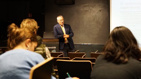 Prof Georg Jochum bespricht das neue Cannabis-Gesetz an der ZU.
