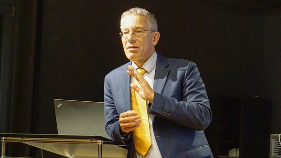 Professor Georg Jochum erläutert, dass das Cannabis-Gesetz keine Legalisierung ist, sondern ein Verbot mit Ausnahmen.