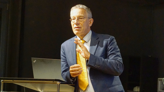 Professor Georg Jochum erläutert, dass das Cannabis-Gesetz keine Legalisierung ist, sondern ein Verbot mit Ausnahmen.