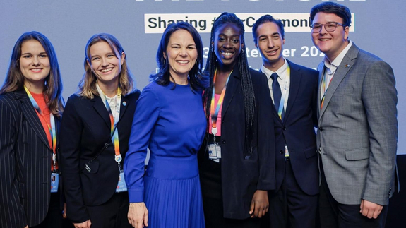 Treffen mit der Außenministerin Annalena Baerbock (blaues Kleid).