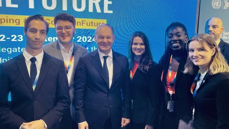 Beim Treffen mit dem deutschen Bundeskanzler Olaf Scholz.