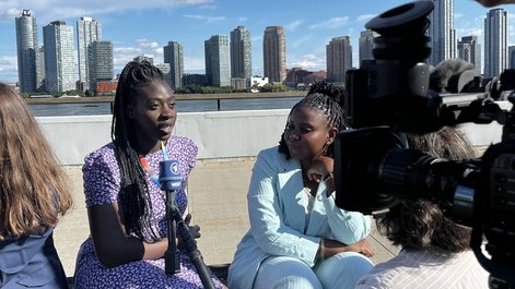 Rhoda Zündorf im Gespräch mit ARD-Journalist:innen.