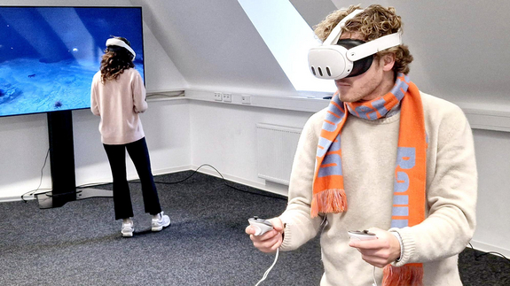 Eine Brille und zwei Controller: Und schon reist man in ferne Realitäten im VR-Lab der Zeppelin Universität