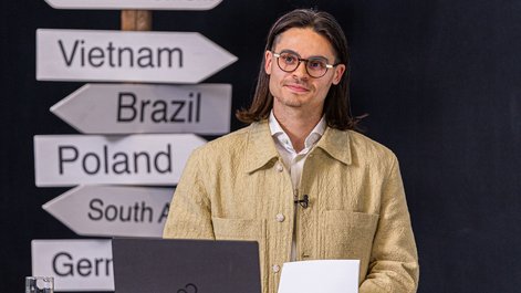 Moderator Tobias Grünfelder beim Transkultural Leadership Summit 2024.