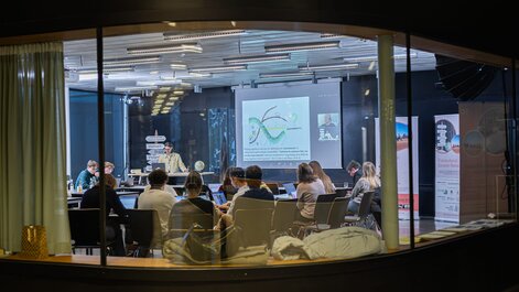 Interkulturelle Zusammenarbeit auf kleinem Raum.