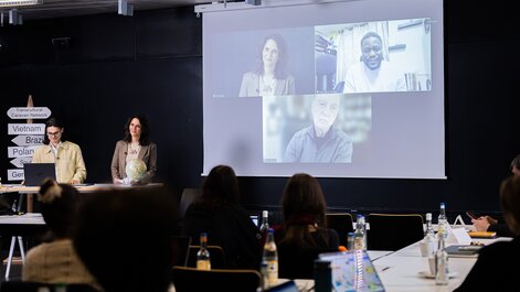 Aus aller Welt zugeschaltet nach Friedrichshafen in den Fallenbrunnen.
