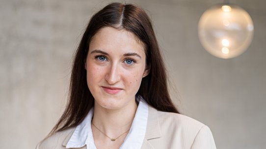 Diana Perinski empfängt das Stipendium für Menschen aus der Ukraine.