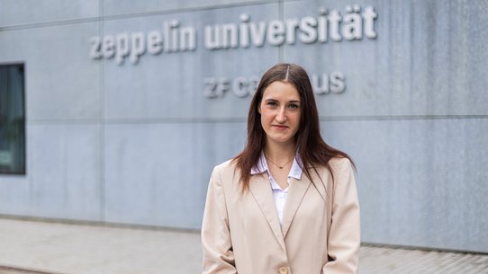 Diana Perinski empfängt das Stipendium für Menschen aus der Ukraine.