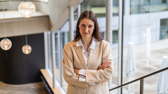 Diana Perinski empfängt das Stipendium für Menschen aus der Ukraine.