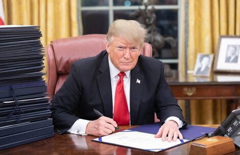 Empty desk? That's not true: so many folders, so many signatures, so much presidential work done, so many presidential problems solved! Not shown in the picture: There's a felt-tip pen for the people for every folder.