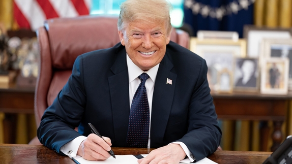 Oops, he did it again! Thick felt-tip pen signature under a few pages of typewritten text. That's the way to govern, folks! Populism shows its teeth: in the macher-proud grin behind an otherwise completely empty desk.