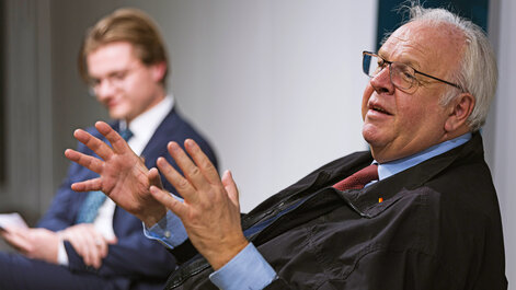 Together with PAIR student Jonathan Rauch and the audience, former ambassador Martin Erdmann discussed questions of international security policy.