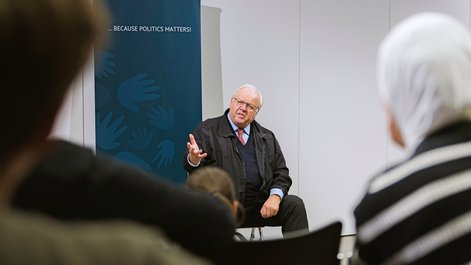 Actively tackle the challenges of the future: Former ambassador Martin Erdmann called on the students to do just that.
