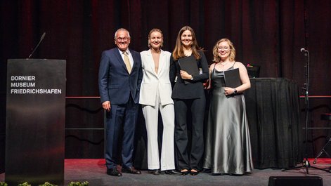 Dr. Stefan Hofmann with the winners of the Gips-Schüle Student Research Award: Theresa Koch, Laura Grohmann and Lara Mixdorf (from left).