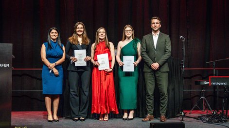 Juliana Simon (left) and Tom Höweler with the winners of the Best Thesis Award supported by Vindelici Advisors: Laura Grohmann, Emma Grube and Paulina Bulligan (from left). Not in the picture: Award winner Tom Andohr.