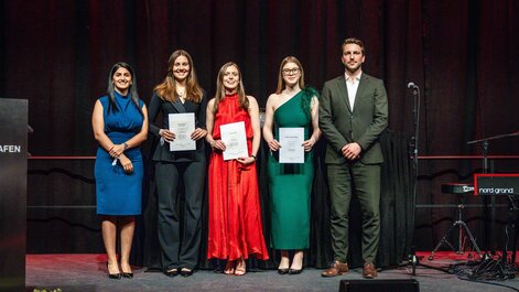 Juliana Simon (left) and Tom Höweler with the winners of the Best Thesis Award supported by Vindelici Advisors: Laura Grohmann, Emma Grube and Paulina Bulligan (from left). Not in the picture: Award winner Tom Andohr.