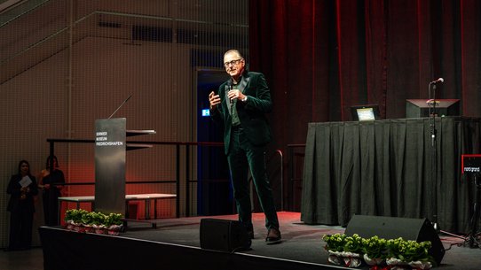 Ein spontaner Redner beim Gala-Abend der Graduierungsfeierleichkeiten im Spring 2025.