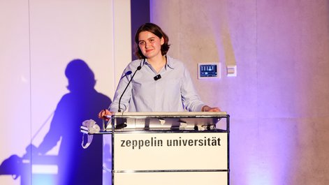 Lisa Montigel ruft die Studierenden der ZU zu mehr Engagement und Mut auf: Einfach mal machen.