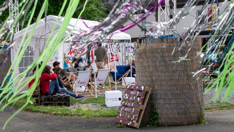 In the inner courtyard of the Kulturhaus Caserne, you could really make yourself comfortable in between.