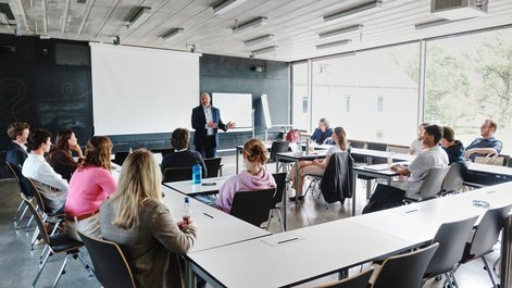 US-Generalkonsul Brian Heath im Gespräch mit Studierenden der ZU