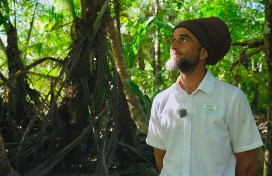 On his daily “Walking Safaris”, German-born biologist Markus Ultsch-Unrath raises awareness for a conscious and sustainable approach to plastic and other pollutants.