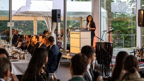 President Prof. Anja Achtziger welcomes the graduates and their families.