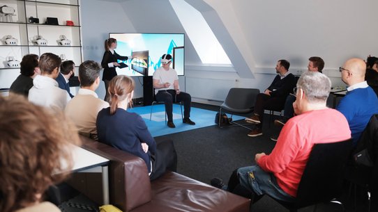 Students present the results of their course: Why did they decide to design the virtual consulting room accordingly?