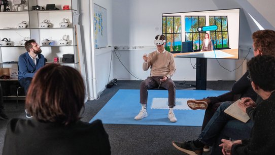 Case manager Yannic Fiegel in conversation with an agent named Elke Specht.