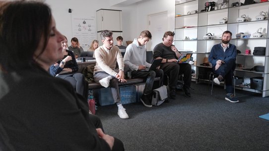 How should the results be assessed? ZU students and case managers from the job center discuss this together with professors in the ZU Immersion Lab.
