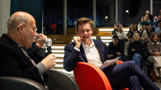 Gabriel Hoensbroech puts Gregor Gysi to the test.