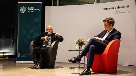 Gregor Gysi (l.) in conversation with Gabriel Hoensbroech, Chairman of the Club of International Politics.