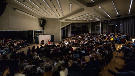 Gregor Gysi is popular: the Graf-von-Soden-Forum was filled to capacity.