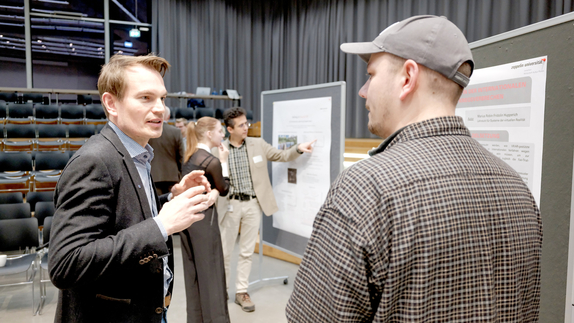 Im direkten Gespräch kommen die besten Ideen: ZF und ZU-Mitarbeitende beim zweiten ZF-ZU-Symposium an der ZU.