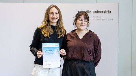 Emilia Bös, Vice President, presents Hannah Brinkmann with a certificate.