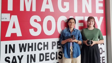 Emilia Bös und Prof. Anja Achtziger.