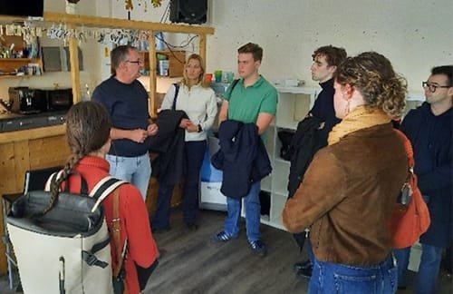 Arche-Gründer Bernd Siggelkow führt die Studierenden der Zeppelin Universität durch die Räumlichkeiten der Arche in Berlin-Hellersdorf.