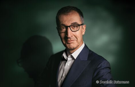 Thanks in part to his high popularity ratings, Cem Özdemir won the state election in Baden-Württemberg.