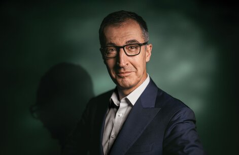 Thanks in part to his high popularity ratings, Cem Özdemir won the state election in Baden-Württemberg.