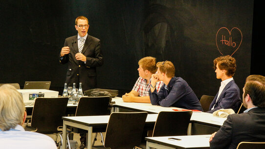 In einer Vorlesung von Professor Jochum 2015.