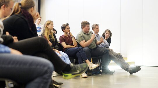 Politische Diskussion mit der damaligen Ministerin Claudia Roth beim Global Talk des CIP 2018
