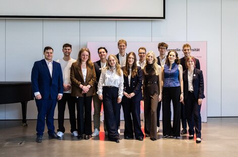 Over the course of several months, a team of students organizes the zu|taten career event.