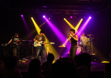 With a lot of passion, they make indie pop with influences from disco, funk, and tech/house: SHIMMER.