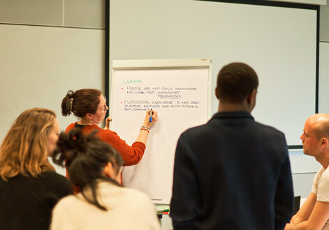 The focus of lectures, discussion rounds and case studies: understanding pluriversal practice as relational practice. 
