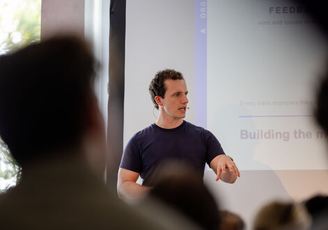 In his keynote speech, alumnus and founder Maximilian Dekorsy will talk about the use of AI in start-ups. In his keynote speech, alumnus and founder Maximilian Dekorsy will talk about the use of AI in start-ups.